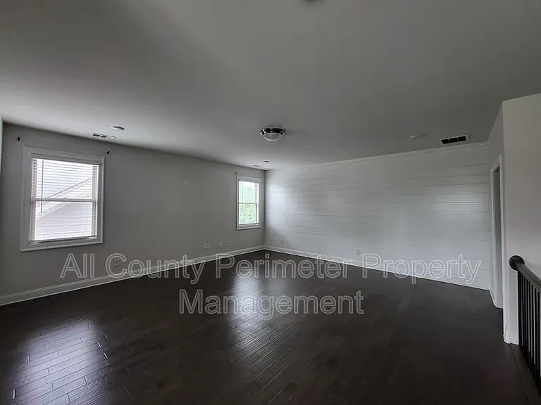 819 Olmsted Ln — Photo 18