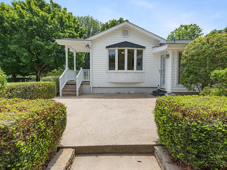 3228 Lakeshore Dr — Photo 4