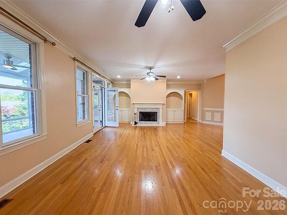 3rd image of 142 Canterbury Xing