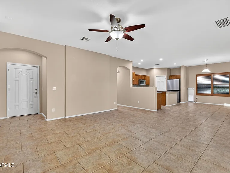 921 W Dana Dr — Photo 3
