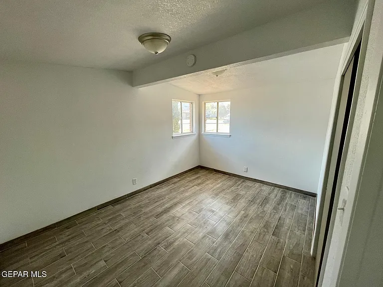 4917 Royal Dr — Photo 8