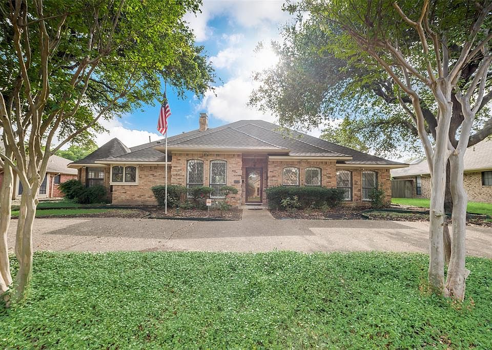 Single story home featuring a front lawn