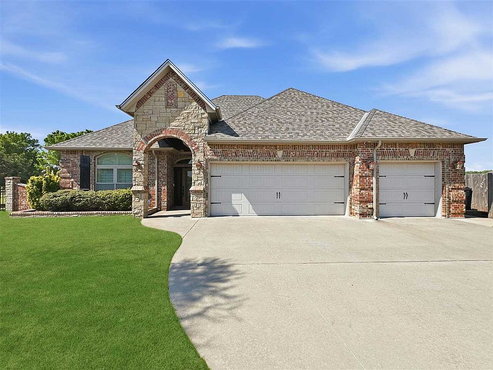 1st image of 1402 NE Kingsbriar Dr