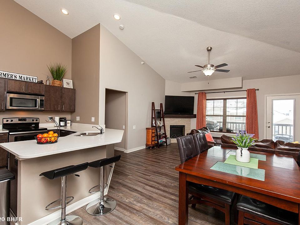 1st image of 2407 NE Oak Dr Unit 8