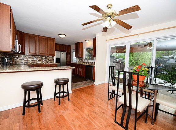 3rd image of 214 Tanglewood Dr