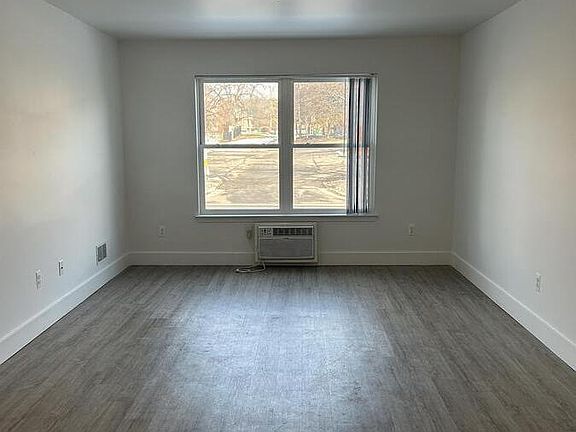 3rd image of 721 Green Rd APT 225