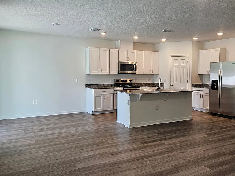 2335 White Tail St — Photo 4