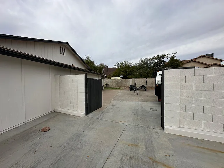402 E Sack Dr — Photo 6