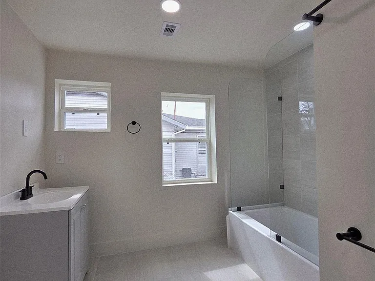4607 Englewood St — Photo 19