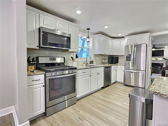 5th image of 16 Hollybrook Dr