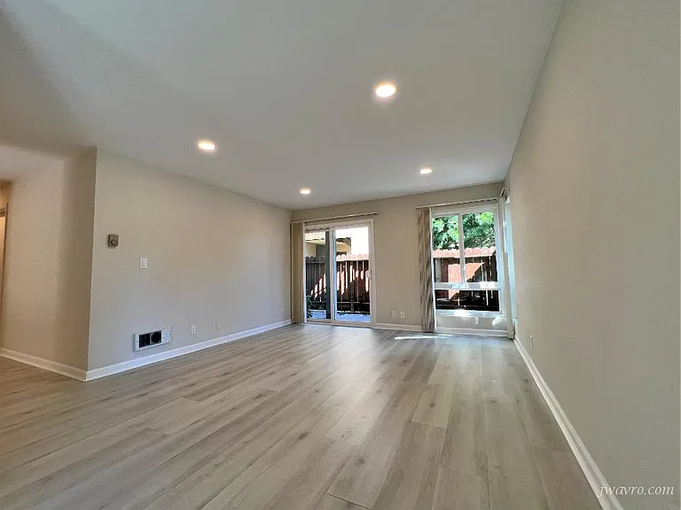 1403 Oxford St — Photo 3