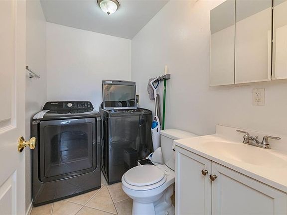 5th image of 968 Pickering Dr