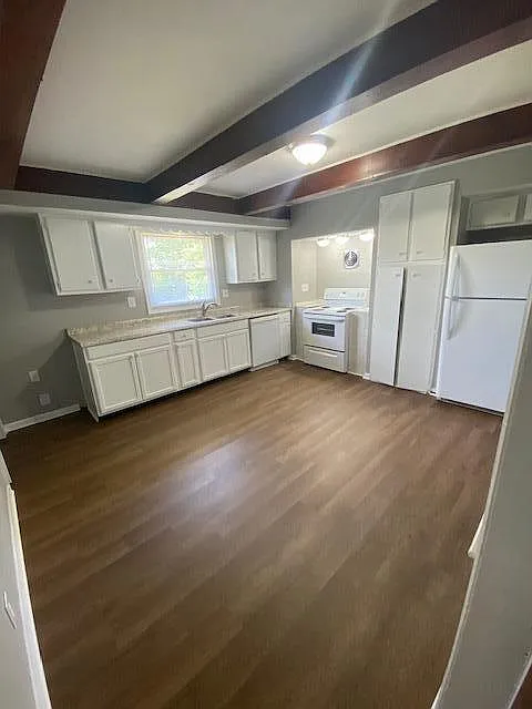 3 bed, 2.0 bath, 2106 sqft, $1,750 — Photo 2