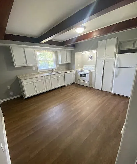 229 Newcastle Ct — Photo 2