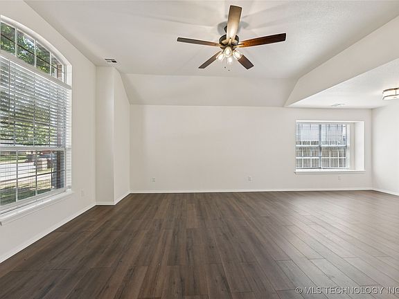 3rd image of 2817 W Oakland St