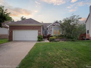 41670 Kenilworth Ln, Novi, MI 48377