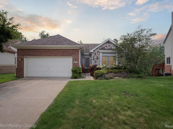 41670 Kenilworth Ln, Novi, MI 48377