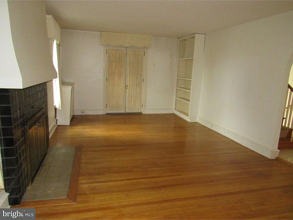 5th image of 261 Owen Ave