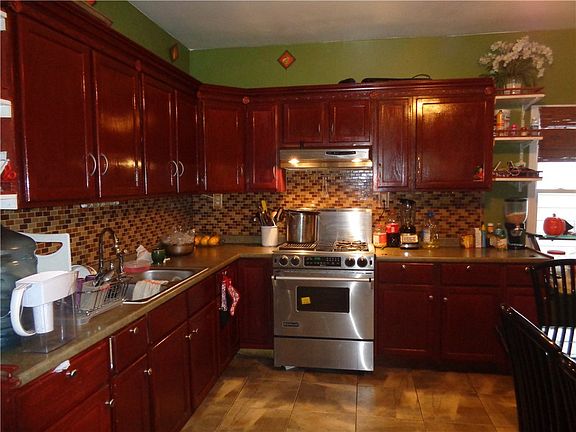 5th image of 18 Parkview Ave