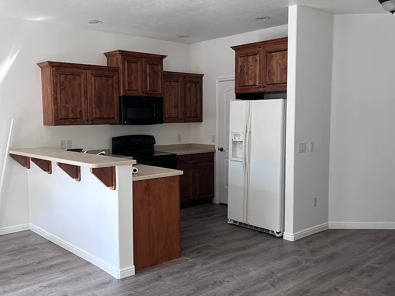 Kitchen & dining area