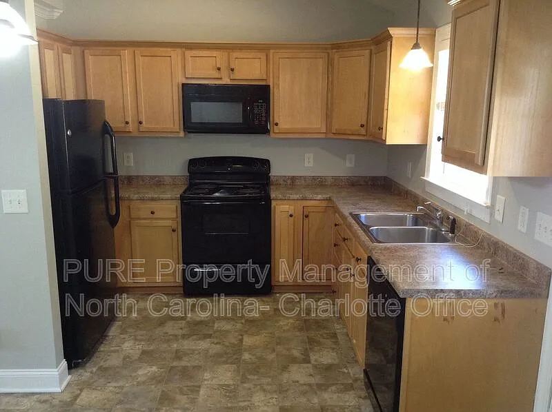 3 bed, 2.0 bath, 1096 sqft, $1,599 — Photo 4