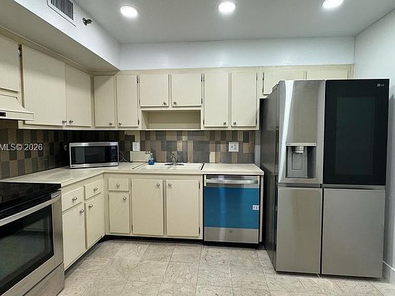 3rd image of 919 Hillcrest Dr APT 201