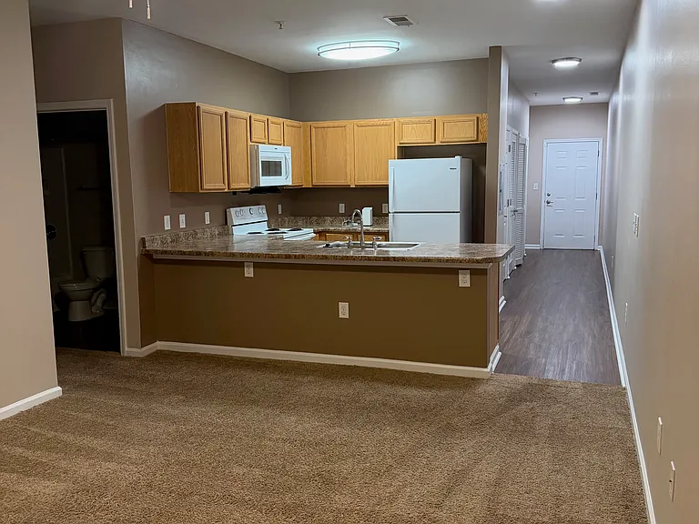 Pinnacle Pointe Apartments — Photo 33