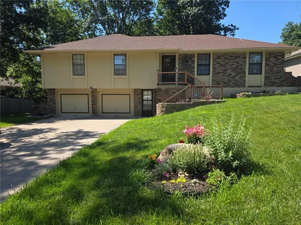1104 SW Mic O Say Dr, Blue Springs, MO 64015