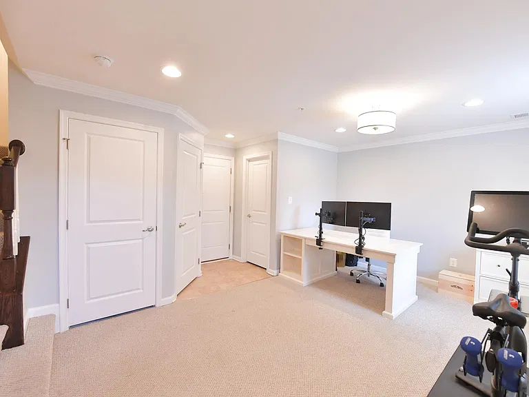 4644 Hudson St — Photo 3