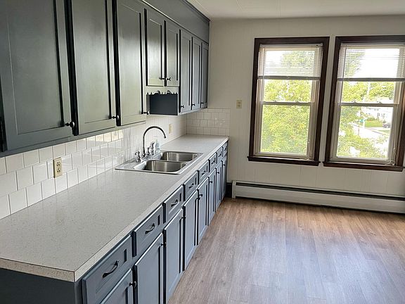 Spacious kitchen counter
