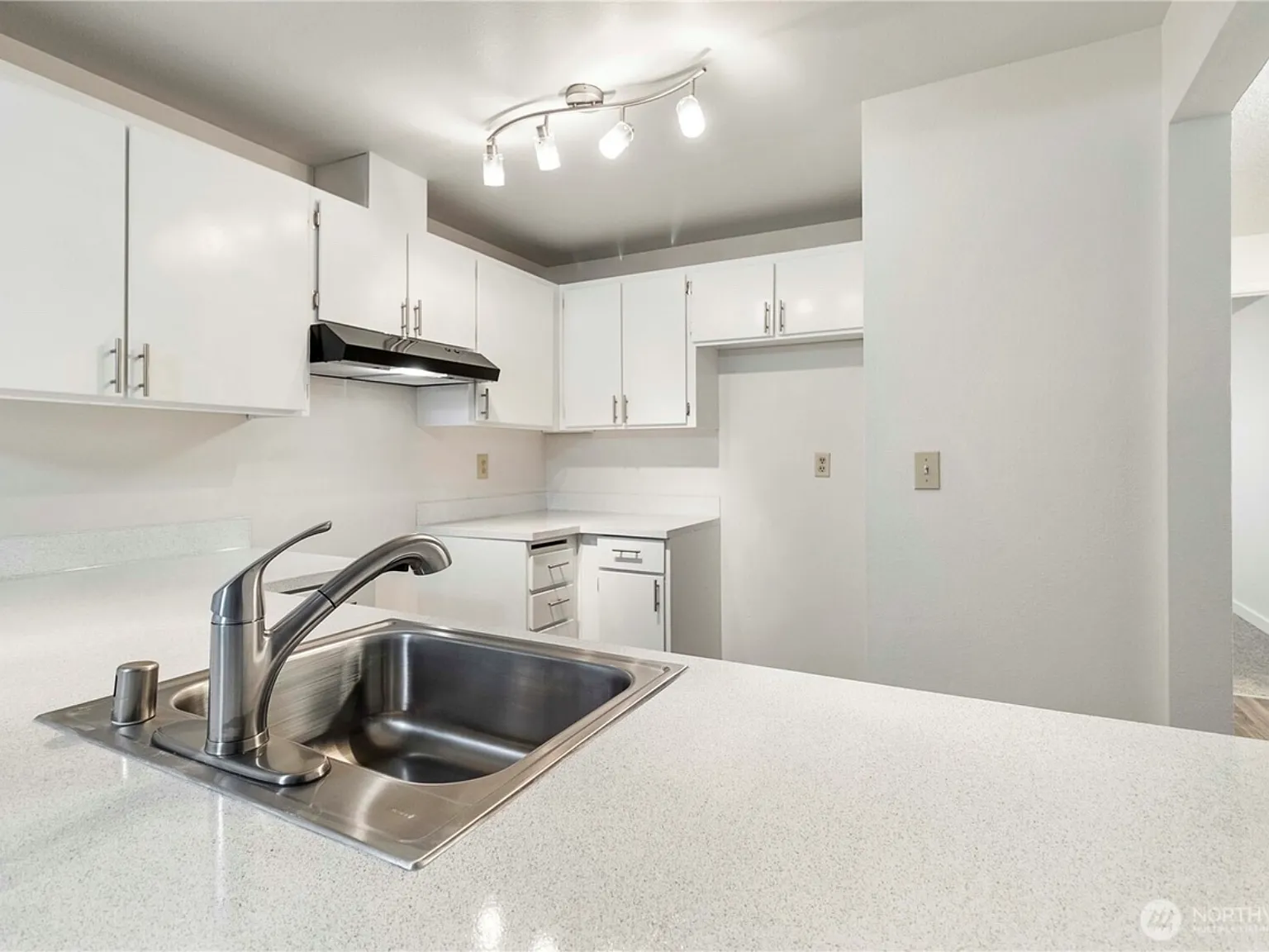 2 bed, 940 sqft, $1,795 — Photo 2