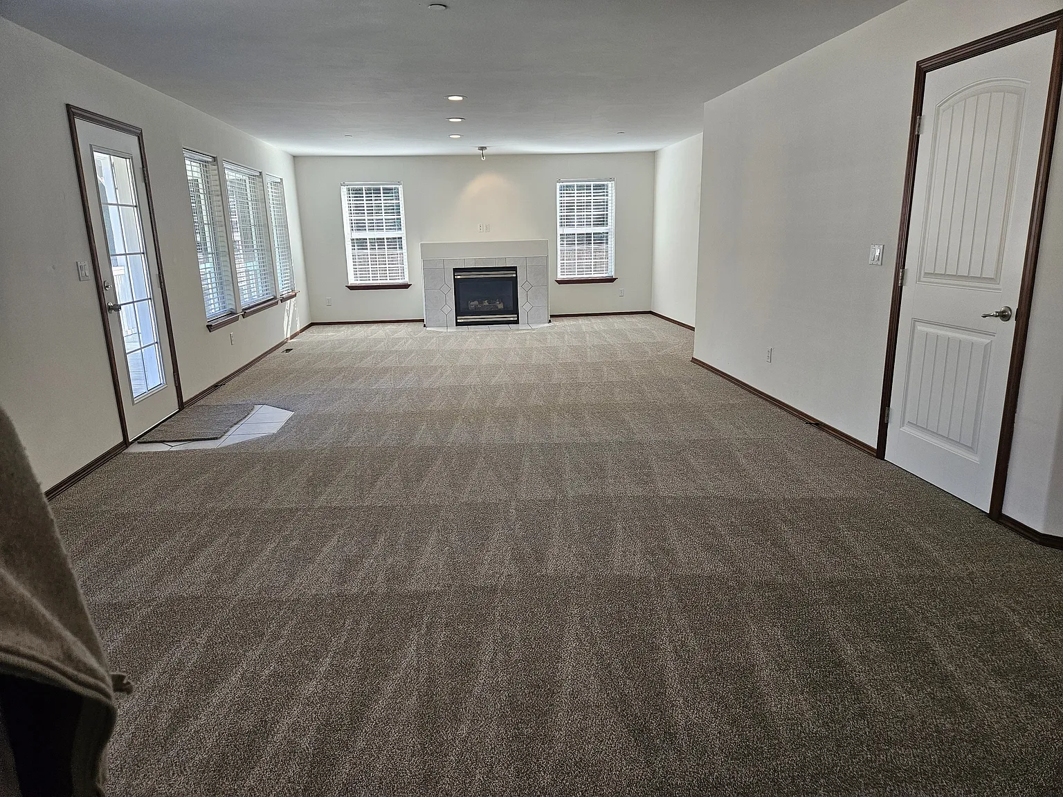 4 bed, 3053 sqft, $3,200 — Photo 3