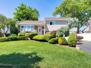 195 Floral Ave, Plainview, NY 11803