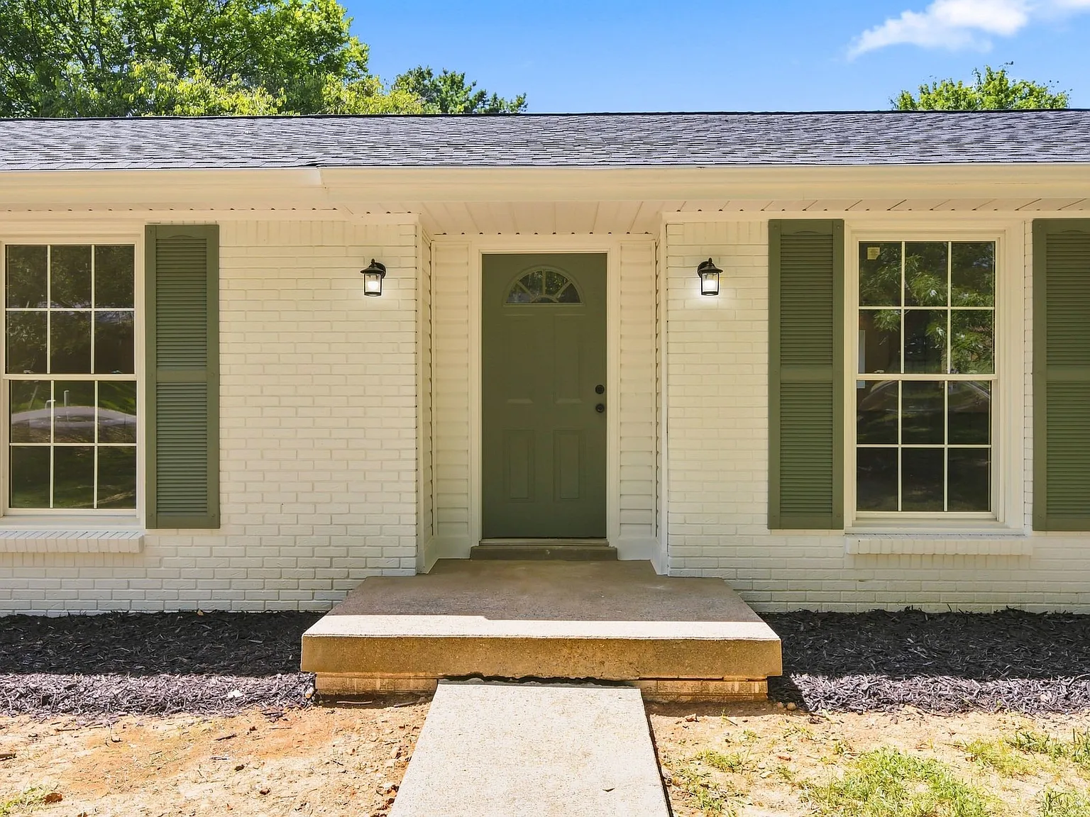 3 bed, 2300 sqft, $1,879 — Photo 2