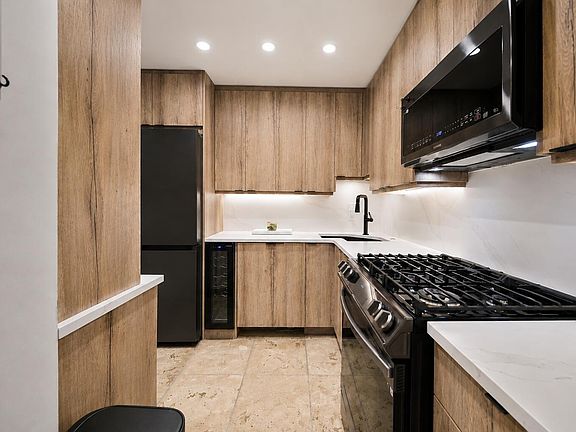 5th image of 1523 SE 2nd Court