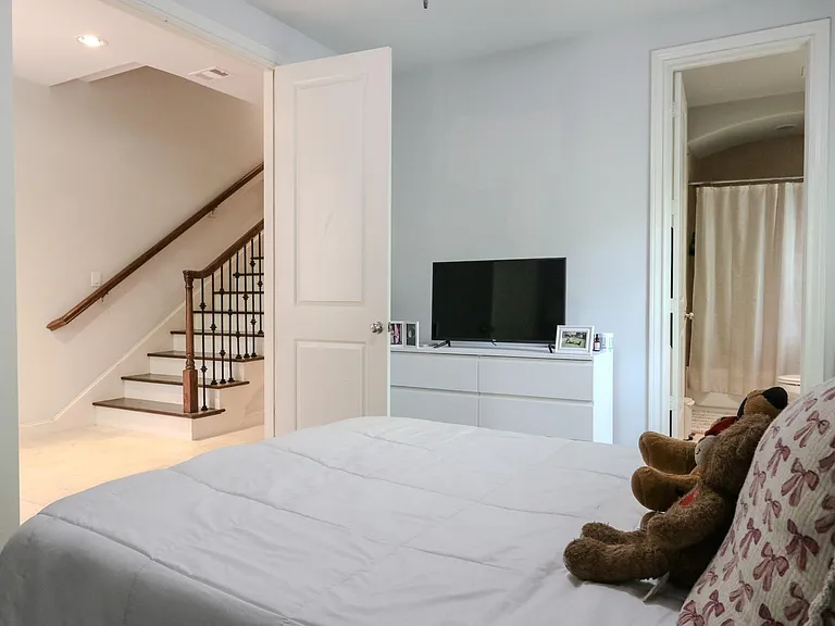 2037 Fannin Sta N — Photo 6