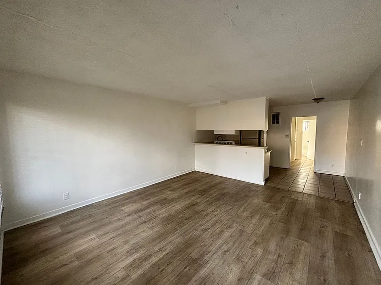 7104 S San Pedro St — Photo 1