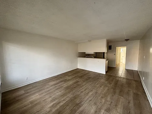 7104 S San Pedro St Photo 1