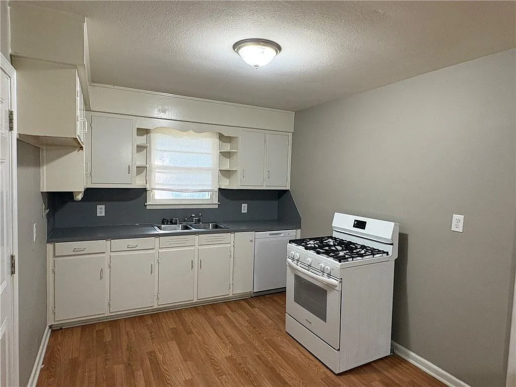 3 bed, 1.0 bath, 1040 sqft, $1,000 — Photo 4