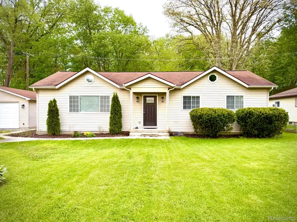 1673 Edwin Dr, Brighton, MI 48114