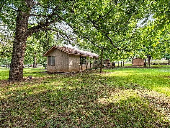 4th image of 902 Louise St