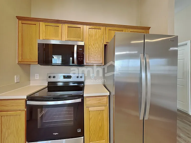 210 Hilltop Dr — Photo 3