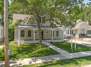 438 William St, Excelsior, MN 55331