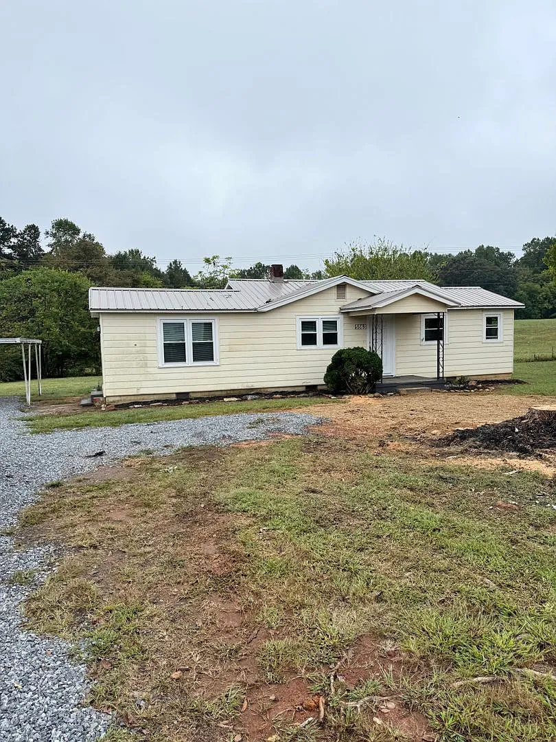 2 Bedroom with Bonus Room Home for Rent Newton, NC — Photo 3