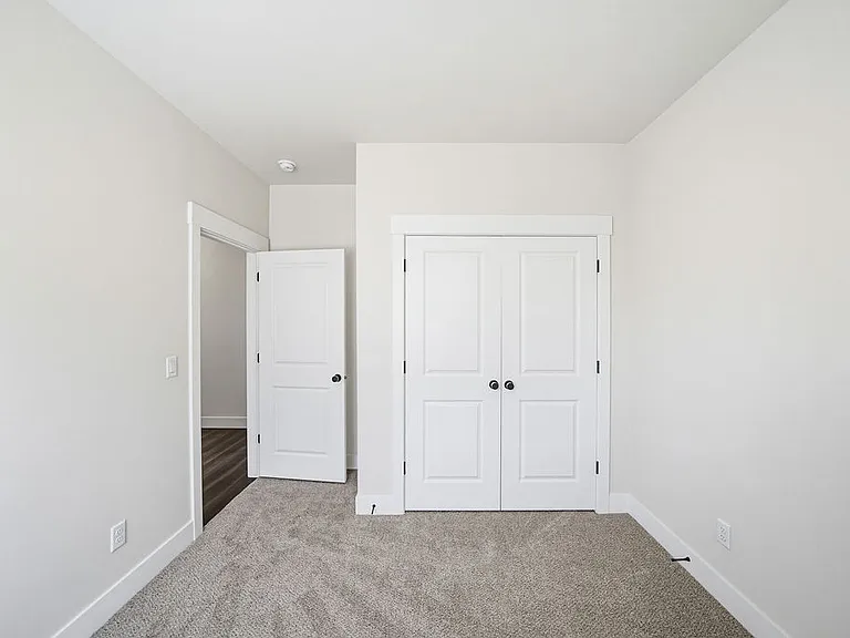 445 E River Ln — Photo 38