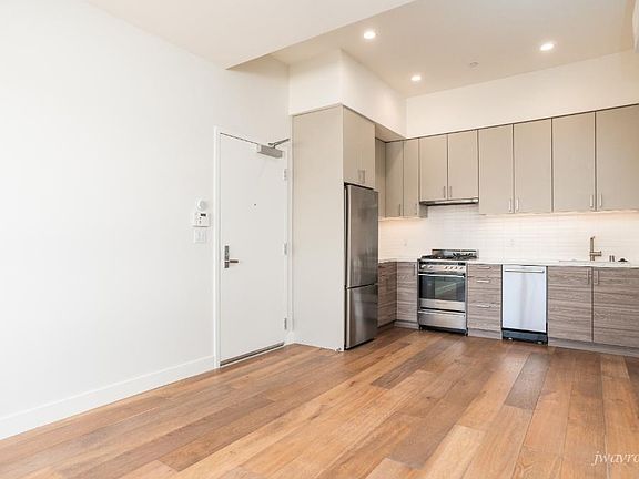 4th image of 25 Grace St #402