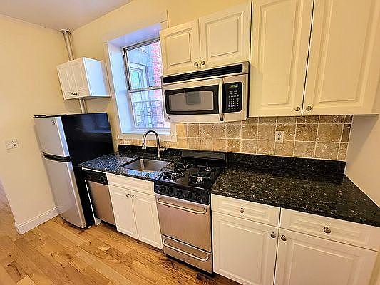 3rd image of 449 W 43rd St APT 4C