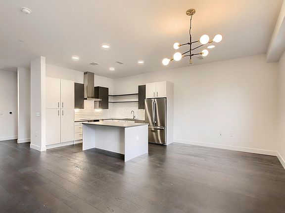 4th image of 2570 Lawrence St #204