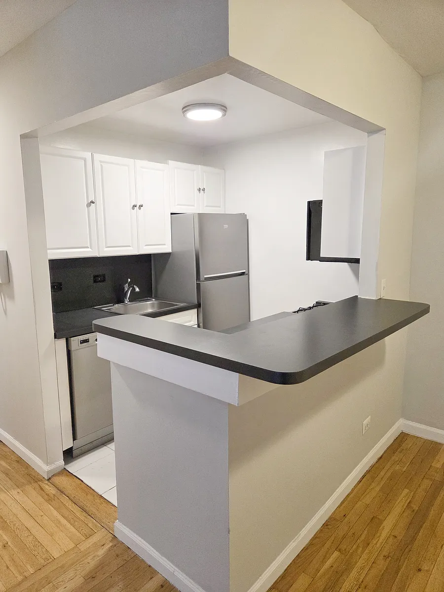 Building Photo - 255 W 51st St #2B