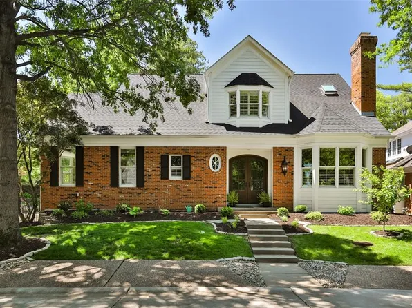 9042 Fair Oaks Crescent Ct, Saint Louis, MO 63117